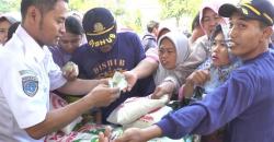 Warga Ricuh Berebut Sembako dalam Pasar Murah di Kendal