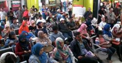 Ratusan Penumpang Kereta Antre Tukar Tiket di Stasiun Gambir