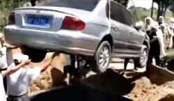 Pria Ini Dimakamkan Bersama Mobil Kesayangan