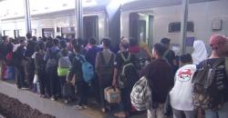 Mudik Lebaran, Ribuan Santri di Jombang Padati Stasiun Kereta Api
