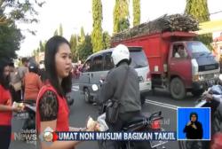 Toleransi Beragama, Warga Nonmuslim Bagikan Takjil di Jalur Pantura