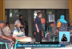 Pensiunan PNS Antre di Bank Cairkan THR