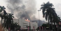 Foto-Foto Kebakaran di PRJ Kemayoran, Api Berkobar di Atas Gedung