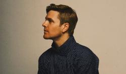 Penyanyi Amerika Ini Tampil Keren dengan Lurik dan Kain Batik