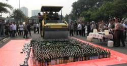 Ribuan Botol Miras Hasil Operasi Selama Ramadan Dimusnahkan di Monas