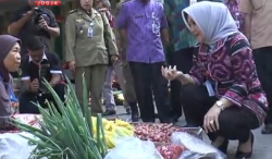 DPR Minta KPK Tindak Lanjuti Aksi Bupati Pasang Stiker Foto Diri di Bansos Covid-19