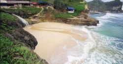 Mudik ke Pacitan, Eksplor Pantai Banyu Tibo yang Eksotis