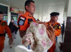 Pemudik Wanita Pingsan saat Turun dari Pesawat di Bandara Halu Oleo