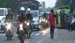 Diduga Rem Blong, Truk Tabrak 3 Minibus Pemudik di Pantura Subang