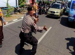 Unik, Hibur Pemudik Polisi di Cirebon Atur Arus Mudik Sambil Berjoget