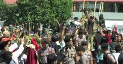 Grebeg Syawal, Ratusan Warga Berebut Gunungan Keraton Yogyakarta