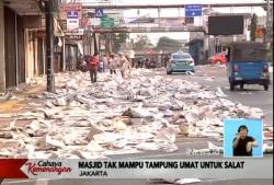 Pemulung di Jatinegara Manfaatkan Sampah Koran Bekas Salat Idul Fitri