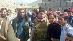 Tak Ada Serangan, Taliban Peluk dan Foto Bersama Tentara Afghanistan