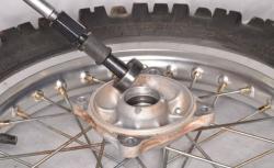 Perjalanan Jauh Menggunakan Motor, Cek Bagian Bearing pada Roda