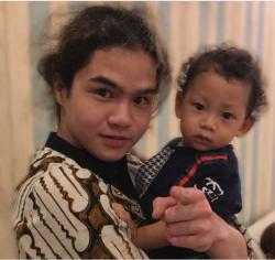Gendong Bayi saat Lebaran, Dul Jaelani Ingin Jadi Bapak Muda