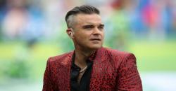 Robbie Williams Ungkap Alasan Acungkan Jari Tengah di Piala Dunia