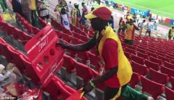 Bersihkan Stadion Usai Laga, Fans Senegal dan Jepang Banjir Pujian