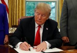 Teken Perintah Eksekutif, Trump Balik Arah soal Kebijakan Migran AS