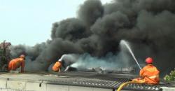 Kebakaran Ludeskan Pabrik Roti dan Permukiman Warga di Kedoya Selatan