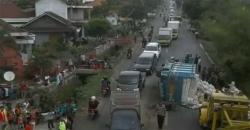 Truk Terguling akibat Patah As, Jalur Tegal-Purwokerto Macet 3 Km