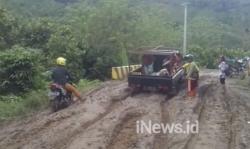Tak Diperbaiki, Warga Kolaka Timur Protes Tanam Pohon Kelapa di Jalan Rusak