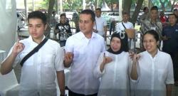 Nyoblos di TPS 5, Ijeck Didampingi Istri dan 2 Anaknya