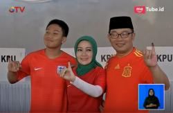 Nyoblos, Ridwan Kamil dan Keluarga Pakai Jersey Bola