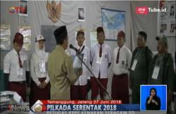 Tarik Minat Warga Nyoblos, Petugas TPS di Temanggung Pakai Seragam SD