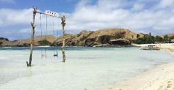 Indahnya Pantai Tanjung Aan, Pasirnya Mirip Merica dari Fosil Karang