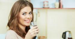 Waspada, Minum Sambil Berdiri Bisa Picu Nyeri Sendi