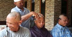 Penuhi Nazar, Relawan Hengky Kurniawan Ramai-ramai Gunduli Kepala