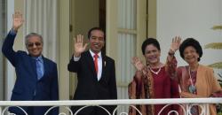 Kompak, Istri Mahathir Mohamad dan Iriana Serasi Kenakan Busana Merah
