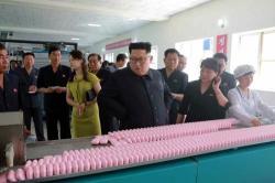 Momen Langka, Kim Jong Un Ajak Istri Kunjungi Pabrik Kosmetik