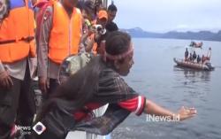 Tangisan Iringi Keluarga Korban KM Sinar Bangun saat Prosesi Tabur Bunga