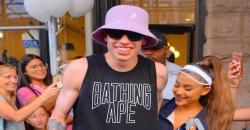 Hormati Mendiang Ayah Pete Davidson, Ariana Grande Bikin Tato di Kaki