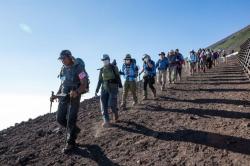 Musim Pendakian Dibuka, 150 Pengunjung Nikmati Sunrise di Gunung Fuji