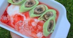 Cuaca Panas, Segarnya Menyantap Es Pisang Ijo Makassar