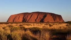 Turis 76 Tahun Asal Jepang Tewas saat Mendaki Uluru di Australia