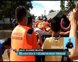 Banjir 3 Meter di Wajo, Aksi Dramatis Petugas Antar Jenazah ke Pemakaman