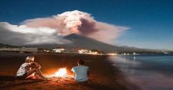 Intip Momen Menakjubkan Melihat Letusan Gunung Agung dari Pantai Amed