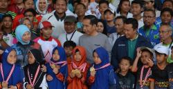 Beruntungnya Atlet Panahan Ini Terima Jaket Asian Games dari Jokowi
