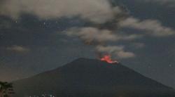 Gunung Agung Kembali Erupsi, Teramati Ada Sinar Api saat Letusan<