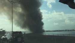  Kebakaran Kapal di Pelabuhan Benoa Terlihat sampai Tol Bali Mandara 
