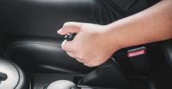 Bahaya Menggunakan Rem Tangan saat Lampu Merah