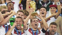 Lahm Wakili Jerman Serahkan Kembali Trofi Piala Dunia ke FIFA