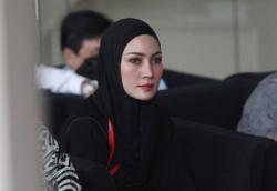 Serbahitam, Gaya Steffy Burase saat Diperiksa KPK Kasus Suap Aceh