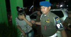 Terjaring Razia, 2 PSK Nekat Loncat dari Mobil Satpol PP