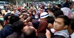 Antrean Panjang Pembelian Tiket Kertas KRL di Stasiun Bekasi Rusuh