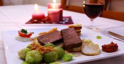 Jangan Kaget, Makan di Restoran Ini Pengunjung Harus Membuka Baju