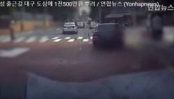 Heboh, Perempuan Kaya 'Buang' Uang Ratusan Juta ke Jalanan